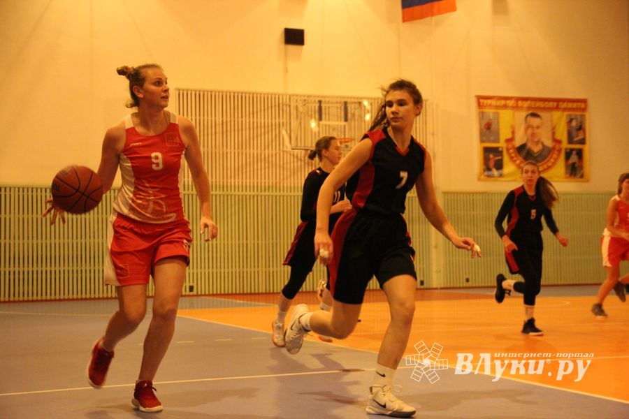 Великолукские баскетболистки борются за Кубок города (ФОТО)