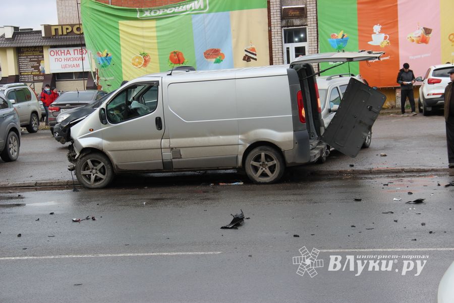Серьёзное ДТП произошло в Великих Луках (ФОТО)