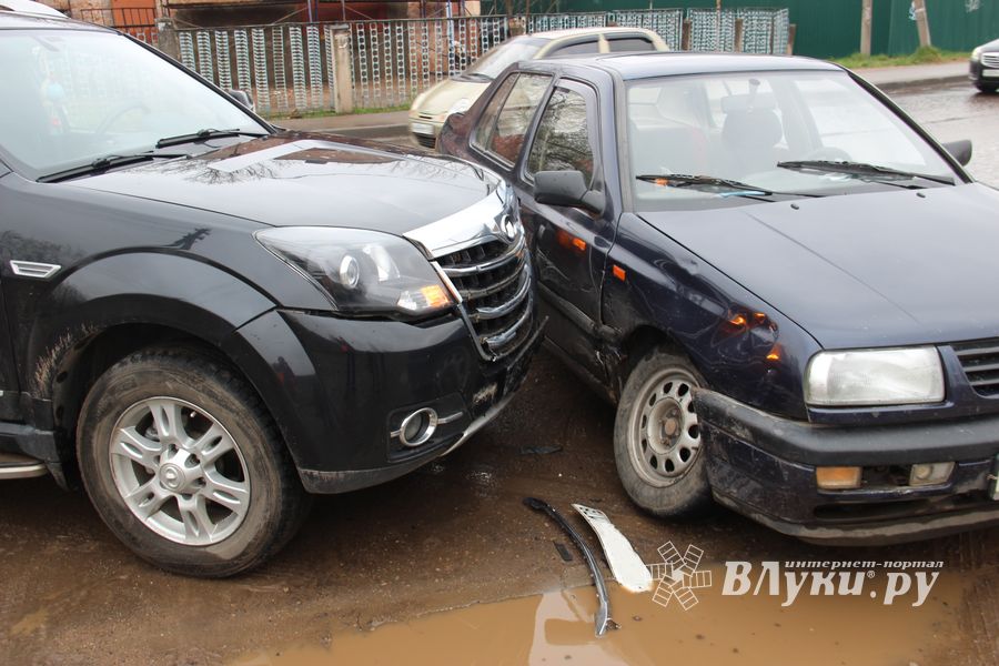 В ДТП в Великих Луках чудом не пострадала женщина (ФОТО)