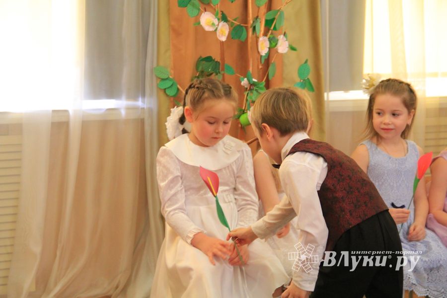 Юные великолучане поздравили мам и бабушек с помощью Золушки (ФОТО)