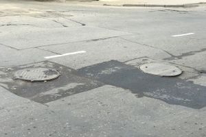 Опасность под ногами: Великие Луки поглотит канализационная пучина? (ФОТО)