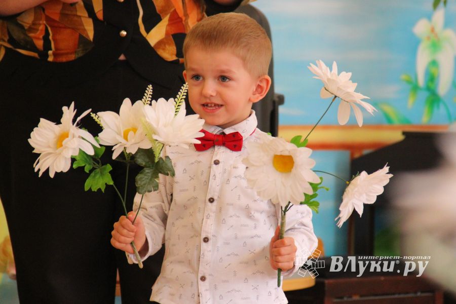 В детских садах Великих Лук проходят утренники к 8 марта (ФОТО)