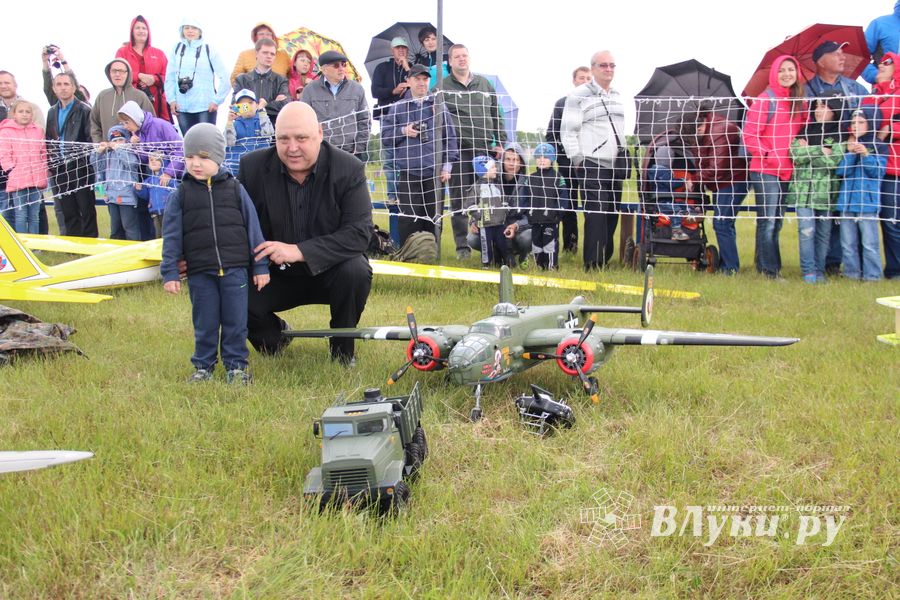 В Великих Луках проходит 7-й Фестиваль авиамодельного спорта (ФОТО)