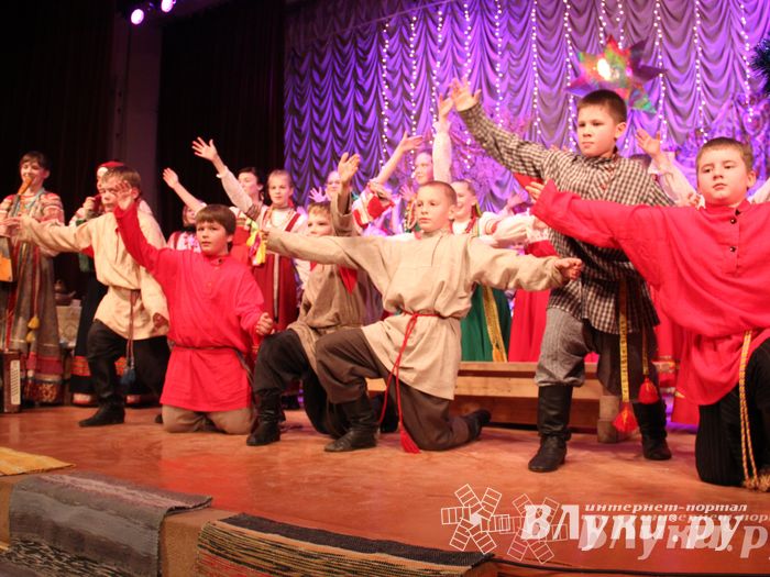 Рождественский концерт ансамбля «Заряница» прошел в Великих Луках (фото)