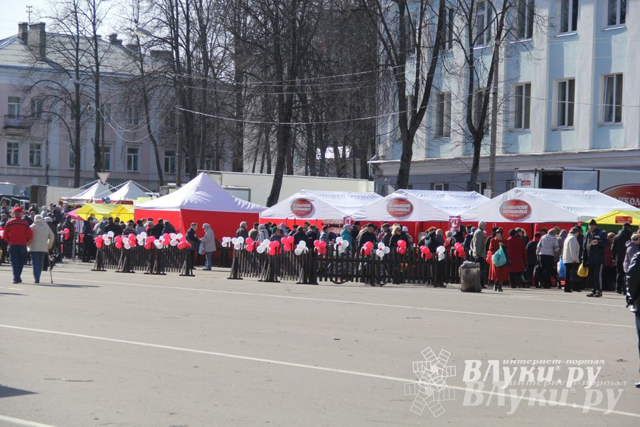 Универсальная торговая ярмарка «Весна-2015» прошла в Великих Луках (фото)