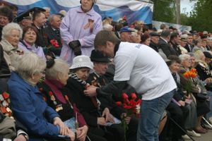 В Великих Луках прошел Военный парад