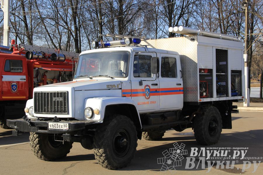 В центре Великих Лук спасатели продемонстрировали свою технику (ФОТО)