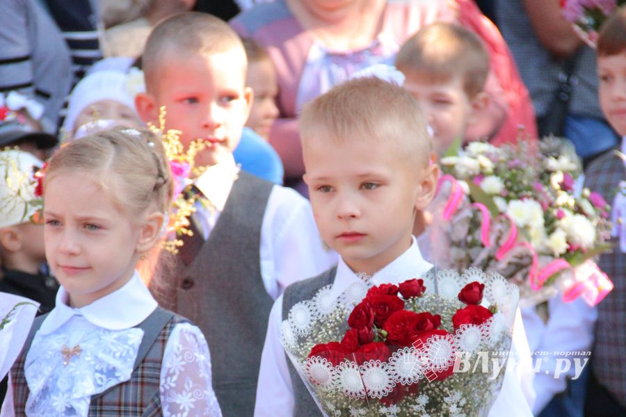 Самую многочисленную школу Великих Лук пополнили 116 первоклассников (ФОТО)
