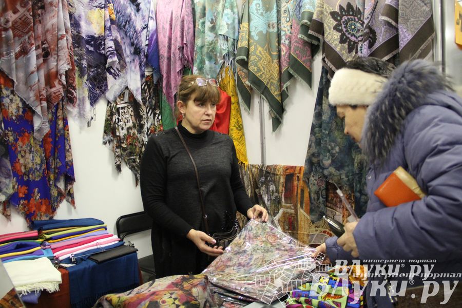 Универсальная выставка проходит в Великих Луках (фото)