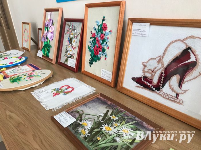 В школе №13 проходит выставка творческих работ учащихся (ФОТО)