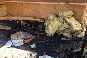 В Великих Луках сгорел торговый павильон (фото)