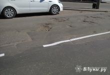На дорогах в Великих Луках появилась новая разметка, а новый асфальт — нет (ФОТО)