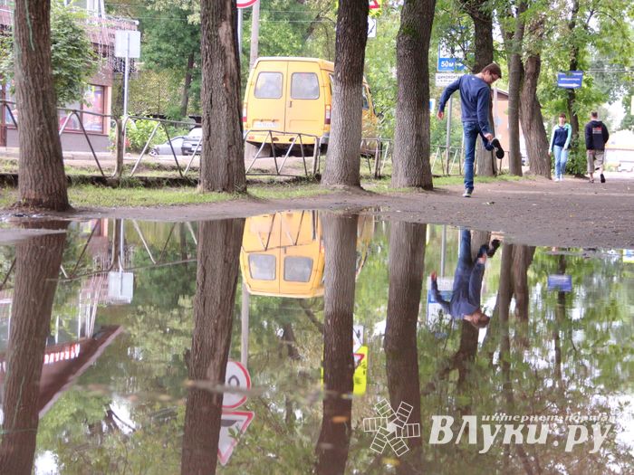 Мечта великолучан: по городу в чистой обуви (ФОТО)