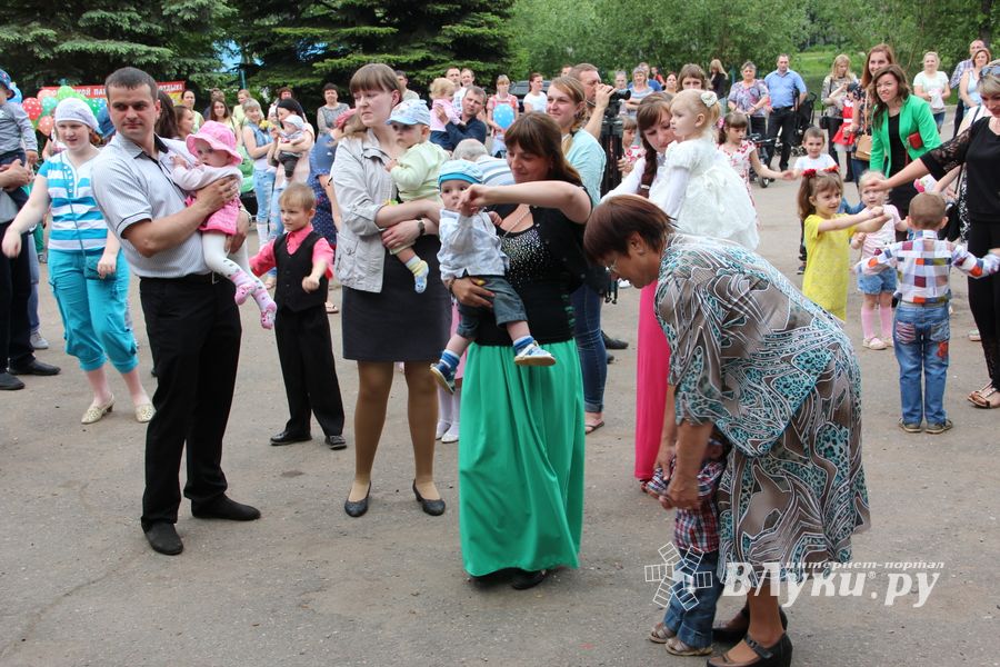 В Великих Луках чествовали близнецов (ФОТО)