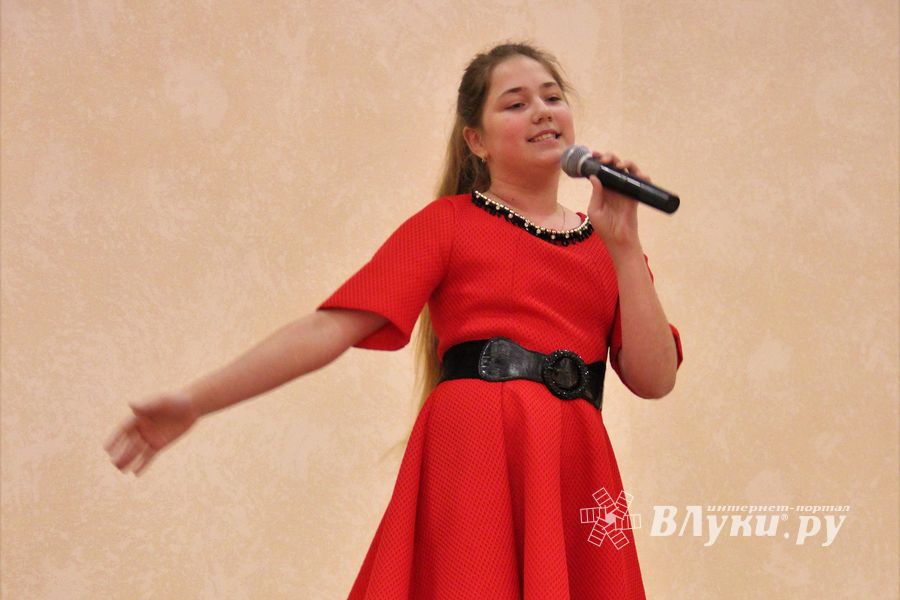 В Великих Луках ученики школы №13 поздравили своих педагогов (ФОТО)