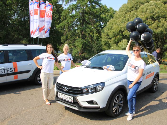 В Великих Луках в День Города прошла «Автовыставка 2018 - ЛЕТО» (ФОТО)