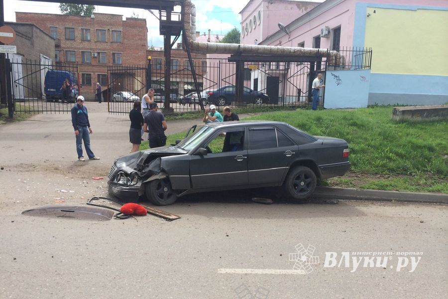 ДТП в Великих Луках: мерседес vs жигули (ФОТО)