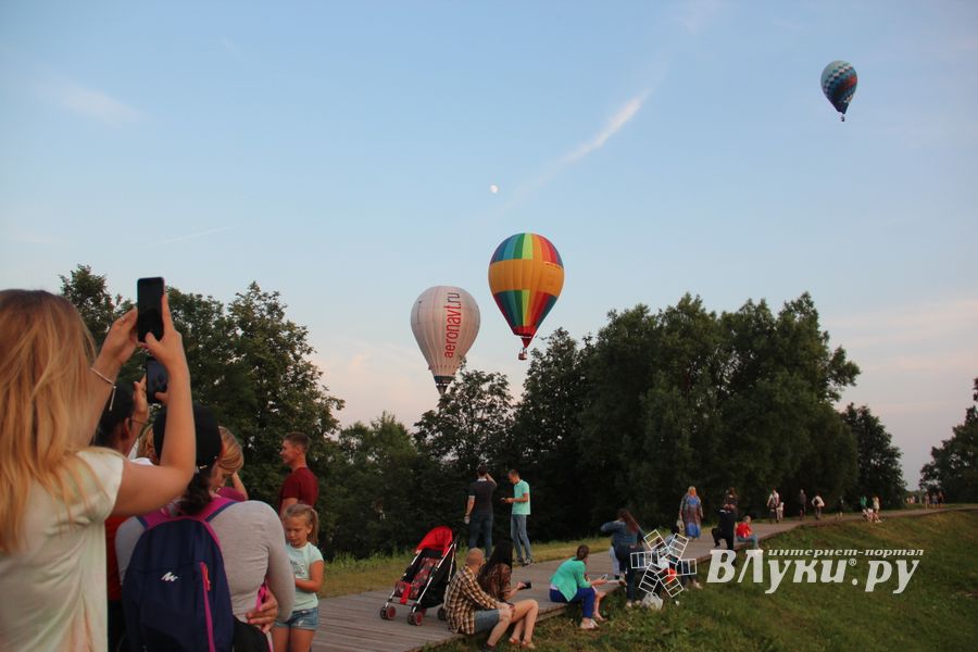Аэростаты летают над городом (ФОТО)
