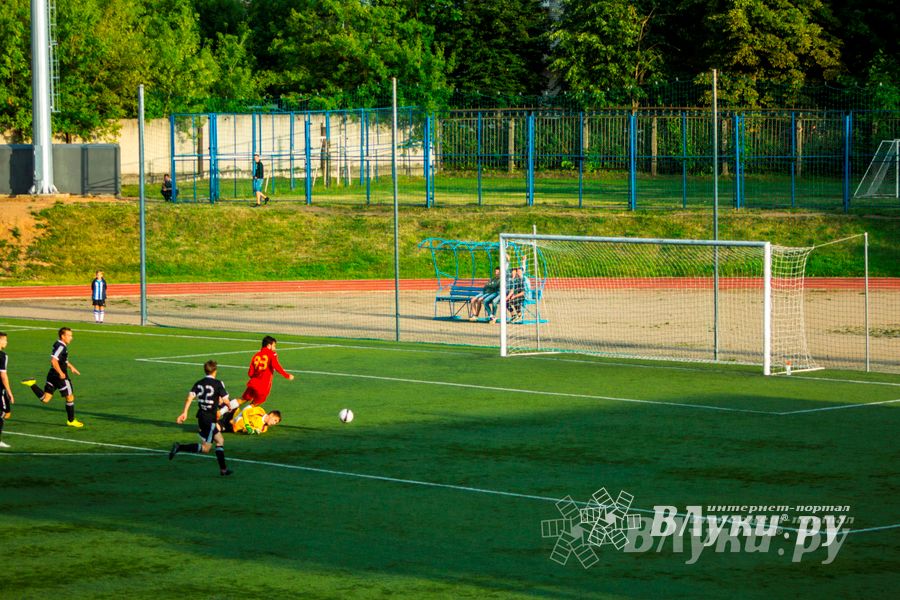 Матчи по футболу в рамках Первенства России проходят в Великих Луках (фото)