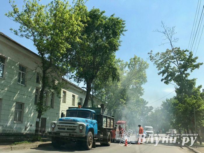 В Великих Луках проходит ямочный ремонт дорог (ФОТО)