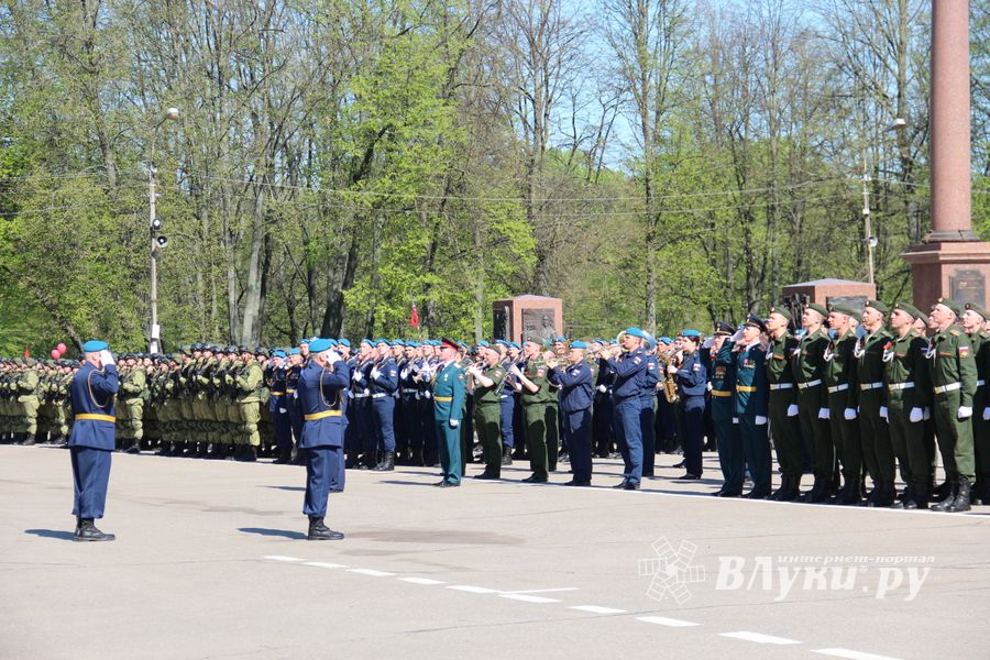 В Великих Луках прошел Парад Победы (ФОТО)