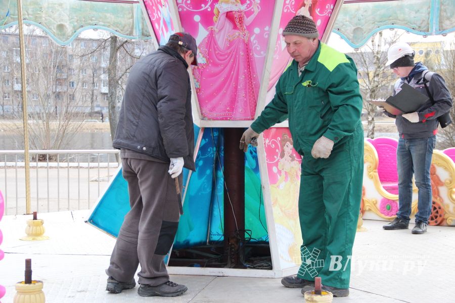 Аттракционы великолукского парка проверили на безопасность (ФОТО)