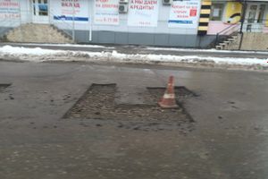 Фотофакт: На ул. Дьяконова вскрыли дорожное покрытие
