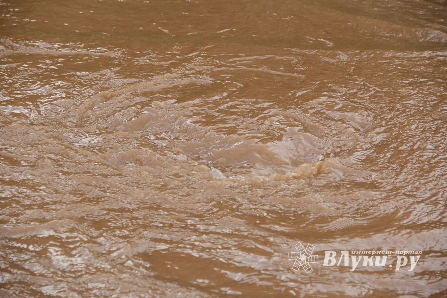 Серьёзная авария на водопроводе в Великих Луках (ФОТО; ВИДЕО)