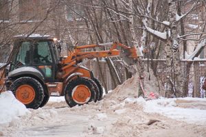 В великолукском дворе замечен трактор, убирающий снег