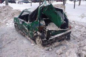 Снегоуборочная машина раздавила «Оку», приняв ее за сугроб