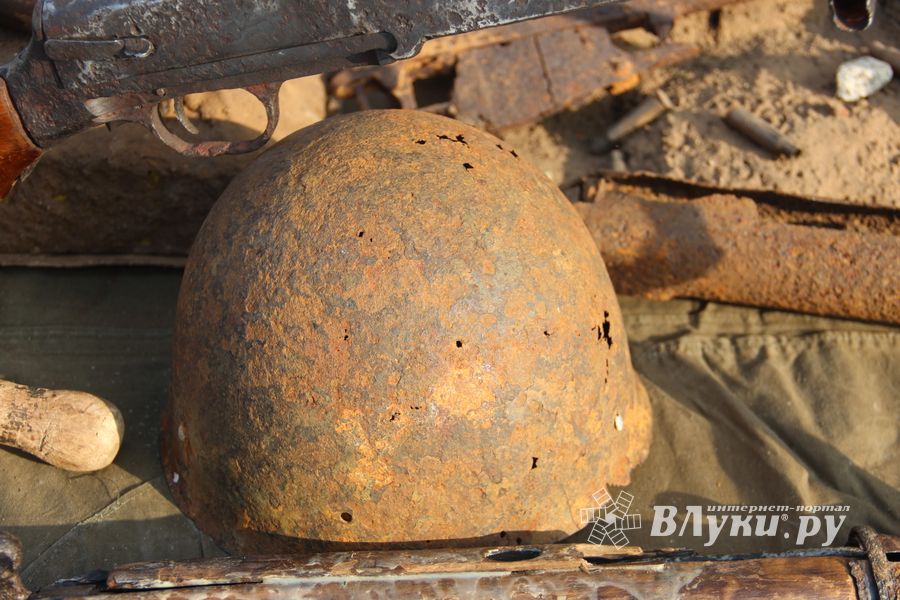 Великолучанам показывают армейскую технику и кормят кашей (6+) (ФОТО)