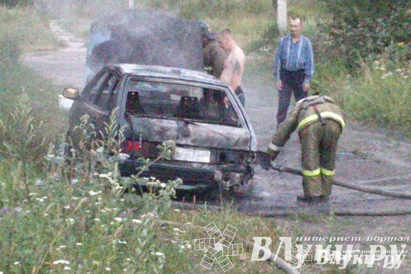 В Великих Луках сгорел автомобиль (ФОТО)