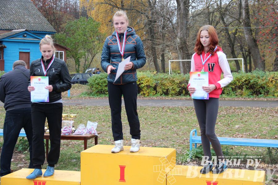 Легкоатлетический осенний кросс прошел в Великих Луках (фото)