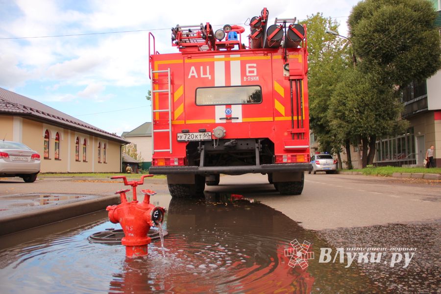 В Великих Луках пожарные тушат барак (ФОТО)