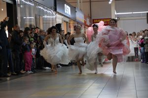 В Великих Луках бегали невесты (ФОТО)