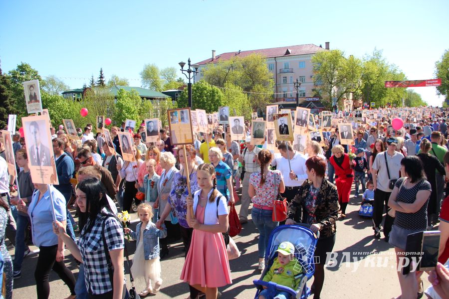 По центральному проспекту Великих Лук прошёл  «Бессмертный полк» (0+) (ФОТО)