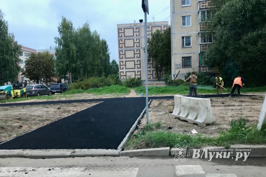 На ул. Пескарёва приступили к асфальтированию тротуара (ФОТО)