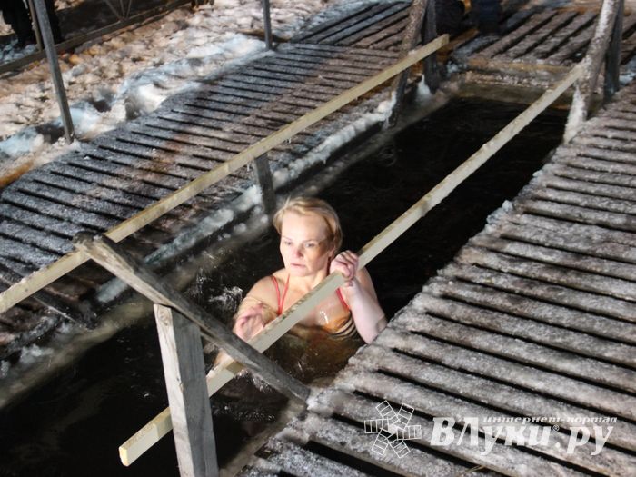 В Великих Луках проходят крещенские купания (ФОТО)