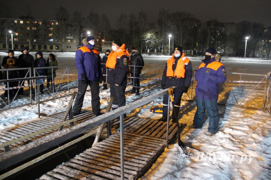 В Великих Луках проходят крещенские купания (ФОТО)