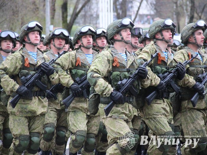 В Великих Луках прошел Парад Победы (ФОТО)