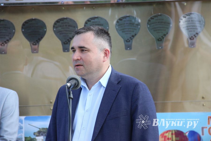 Памятный знак воздухоплаванию открыли в Великих Луках