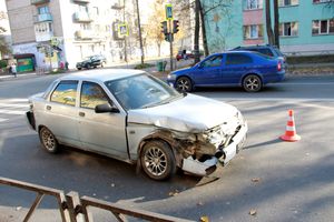 ДТП на перекрёстке Великих Лук: Peugeot увёз эвакуатор (ФОТО)