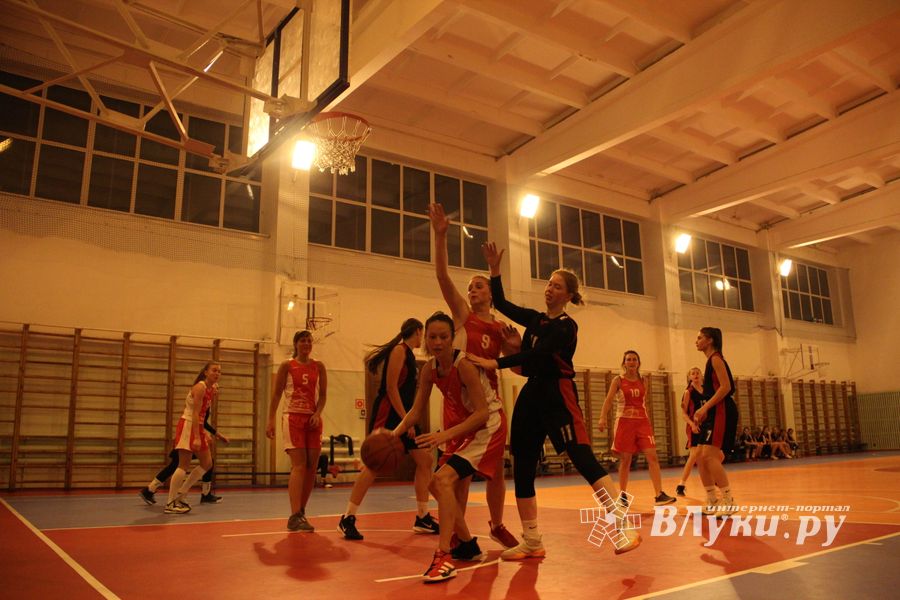 Великолукские баскетболистки борются за Кубок города (ФОТО)
