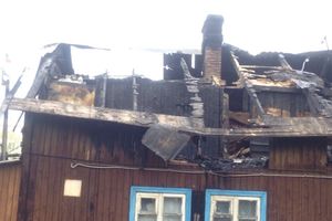 В Великих Луках причиной пожара в жилом доме стало аварийное состояние электропроводки (фото)