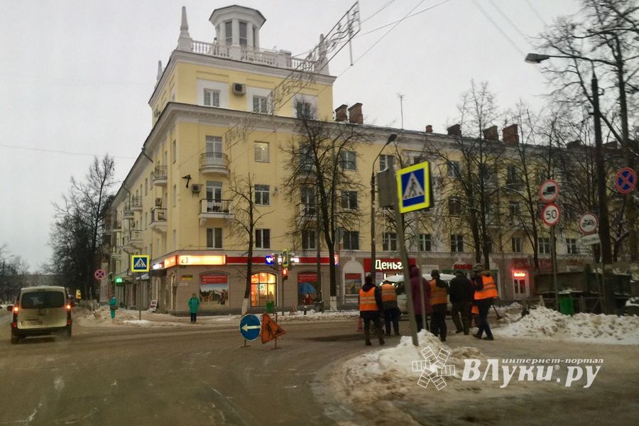 В Великих Луках вскрывают асфальт (ФОТО)