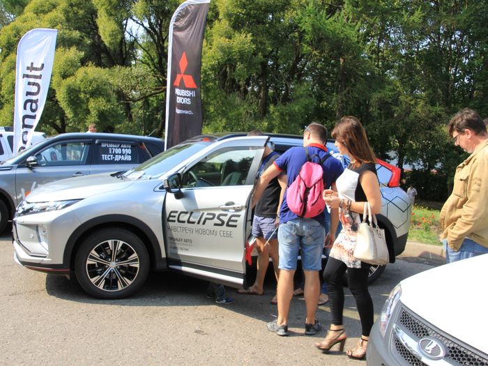 В Великих Луках в День Города прошла «Автовыставка 2018 - ЛЕТО» (ФОТО)