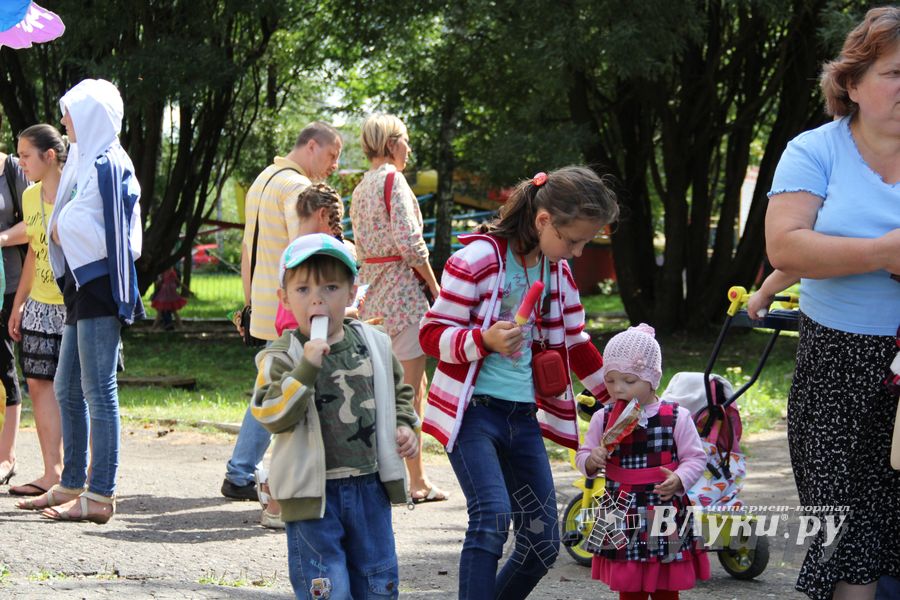 ​В Великих Луках сказочный «Праздник мороженого» подарил радость детям