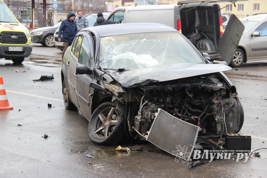 Серьёзное ДТП произошло в Великих Луках (ФОТО)
