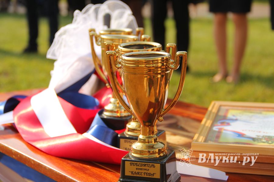 1 сентября в школах Великих Лук прошли Торжественные линейки (ФОТО)