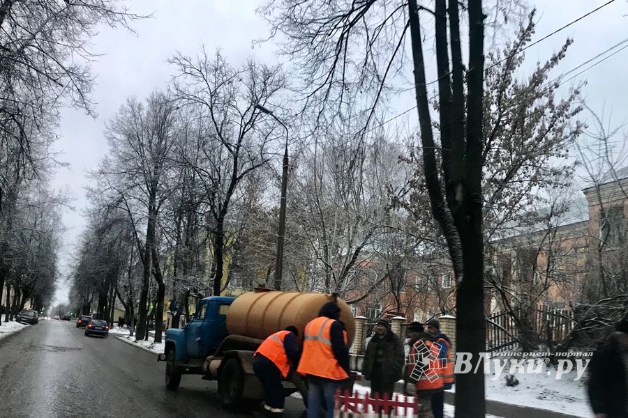 На улице Некрасова идет ликвидация прорыва водопровода